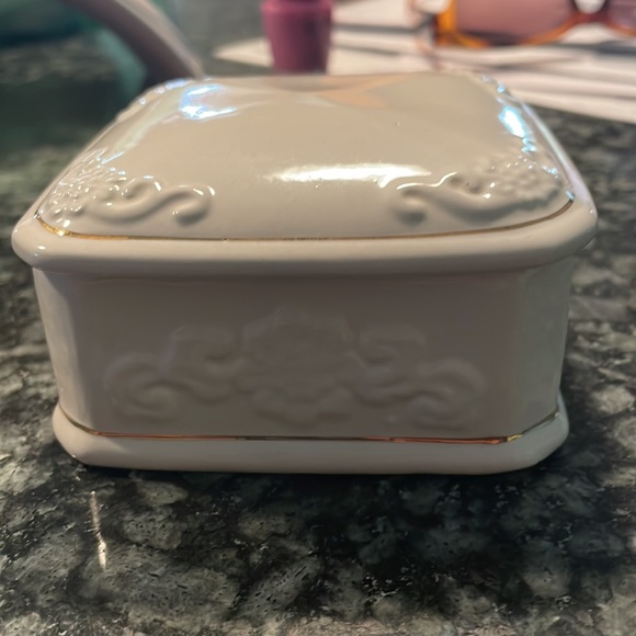 Paul Sebastian PS 1996 Limited Edition
White w Gold Trimmed Trinket Box 4” x 4” - Picture 2 of 4